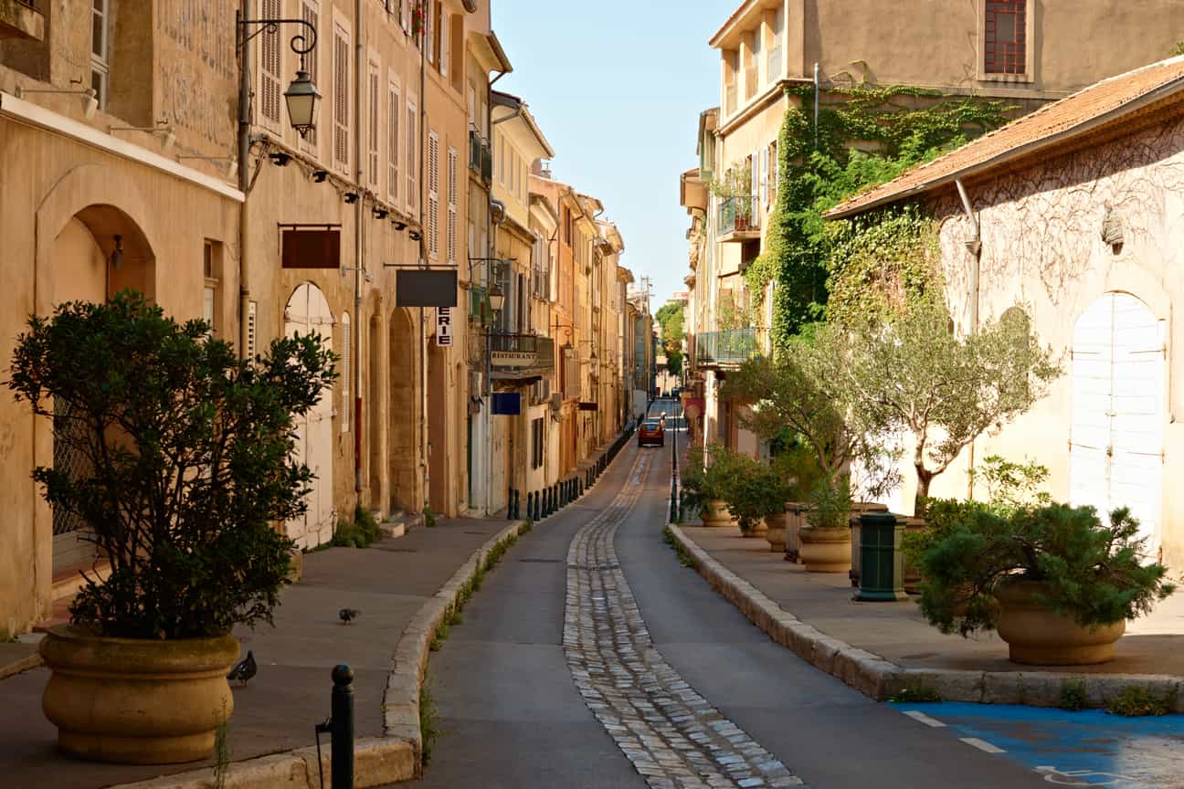 Typische Straße in Aix-en-Provence mit ockerfarbenen Fassaden und provenzalischer Architektur