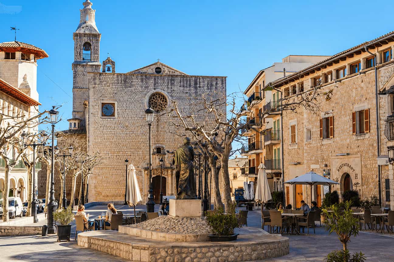 Platz im Ortszentrum von Alaró auf Mallorca mit historischen Gebäuden