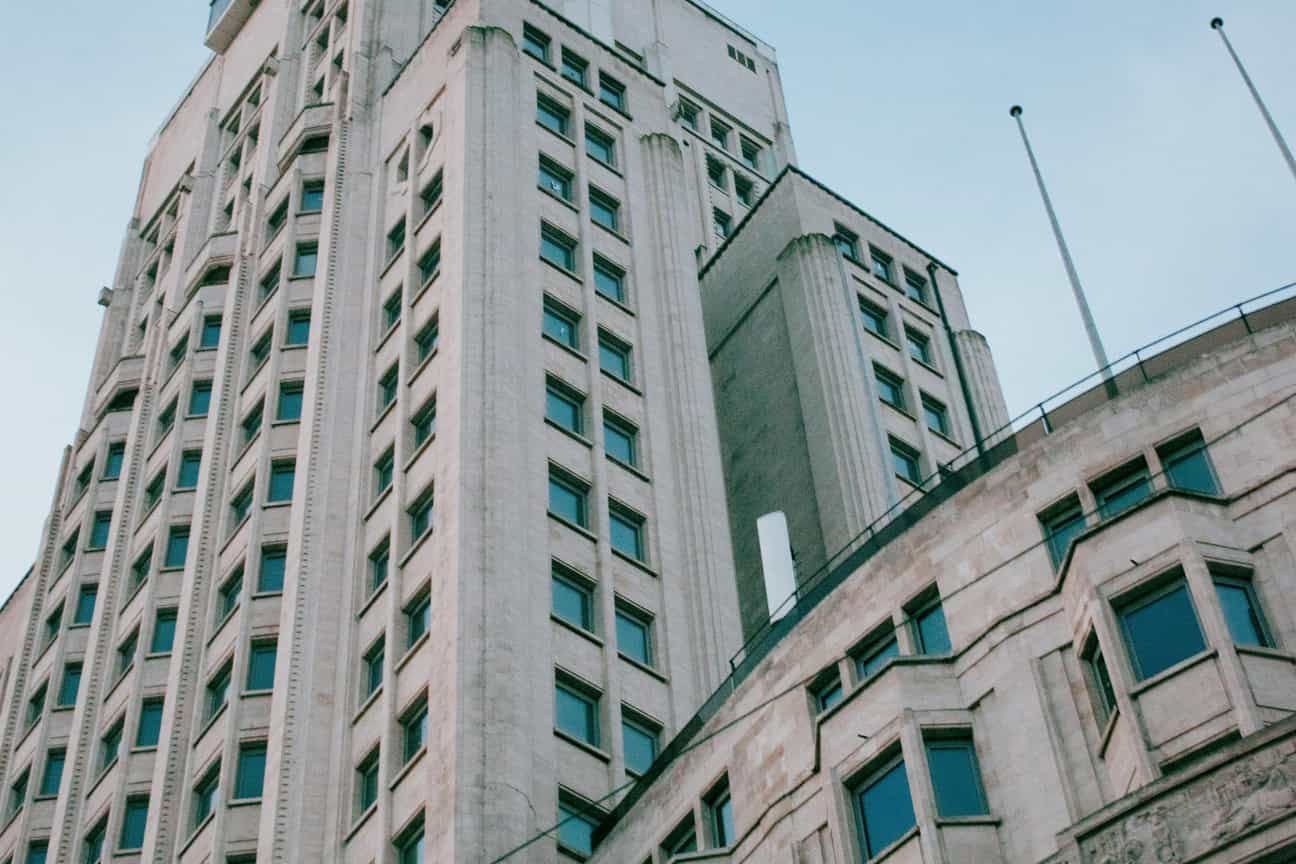 KBC Tower, auch bekannt als Boeretoren, ragt imposant in den Himmel von Antwerpen mit moderner Glasfassade und urbanem Umfeld