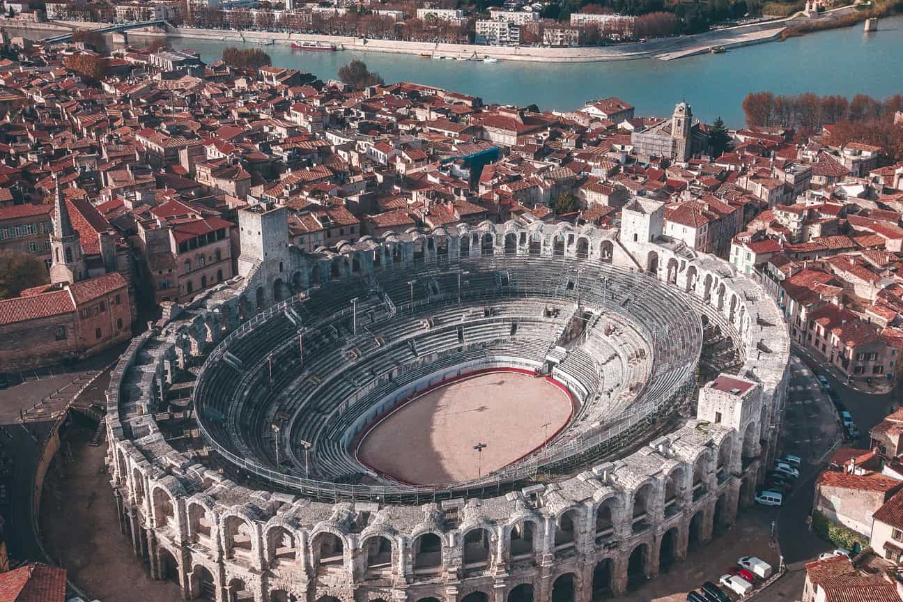 Luftaufnahme der Arena von Arles mit Blick über die Altstadt und den Fluss Rhône – historisches Highlight in Südfrankreich