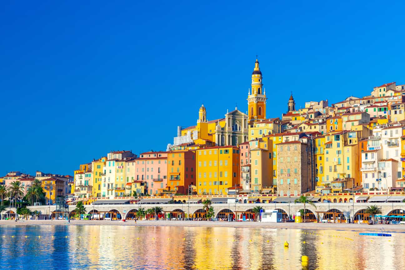 Aussicht auf Menton an der Côte d’Azur mit Mittelmeer, Altstadt und Küstenpanorama. 