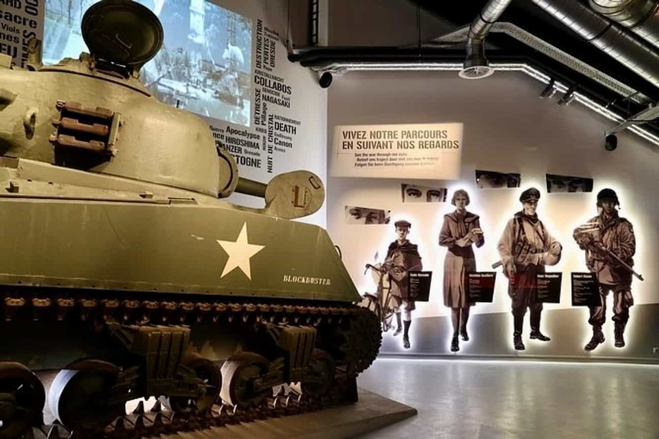 Bastogne War Museum mit Panzer in Bastogne in den belgischen Ardennen