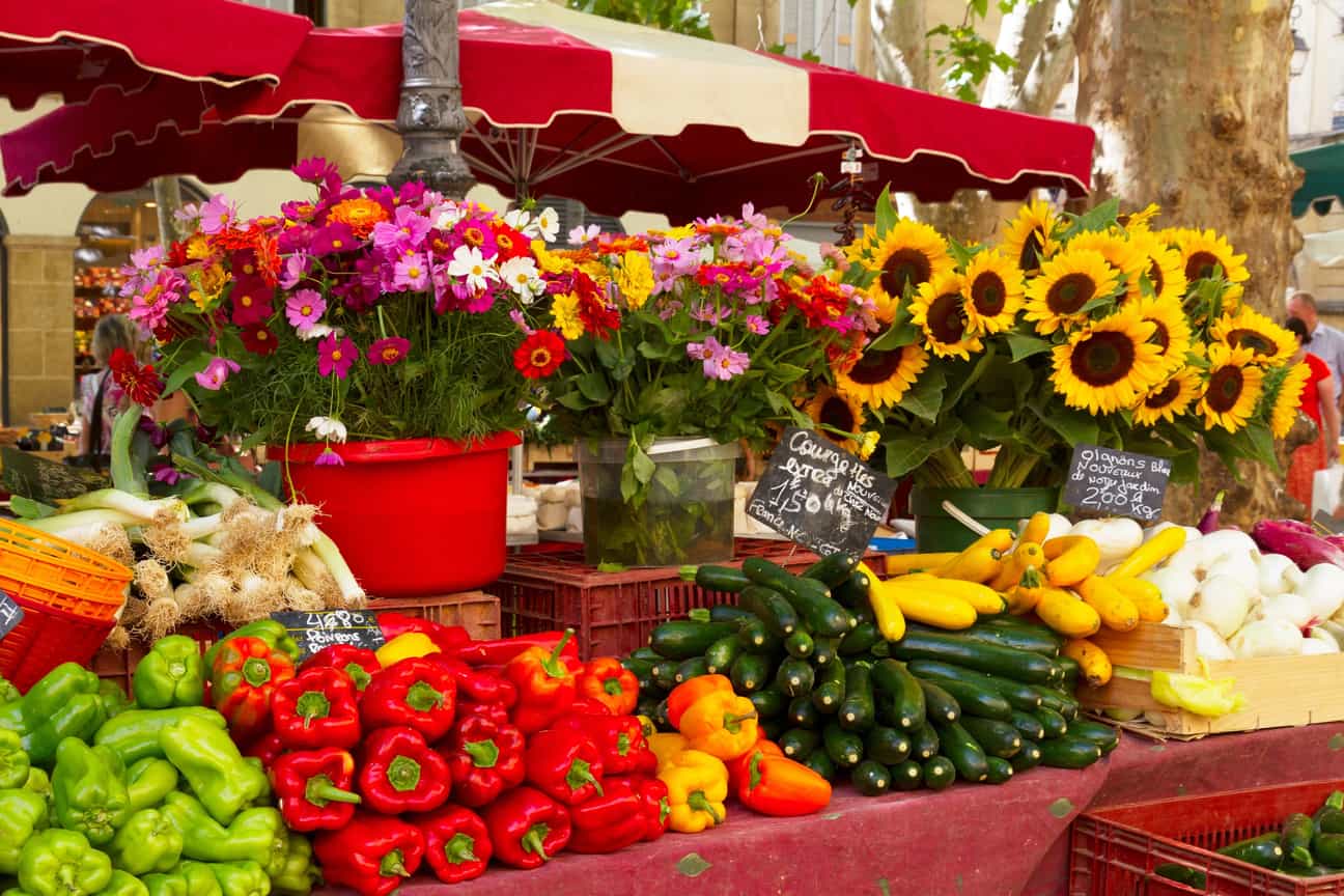 Blumenmarkt in Aix-en-Provence mit farbenfrohen Pflanzen und Marktständen