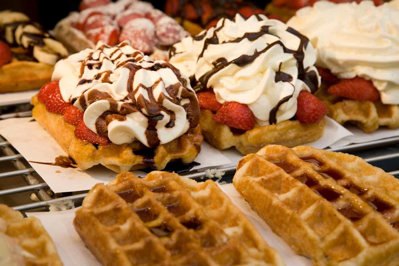 Frisch gebackene Brüsseler Waffel mit Erdbeeren und Sahne auf einem wei