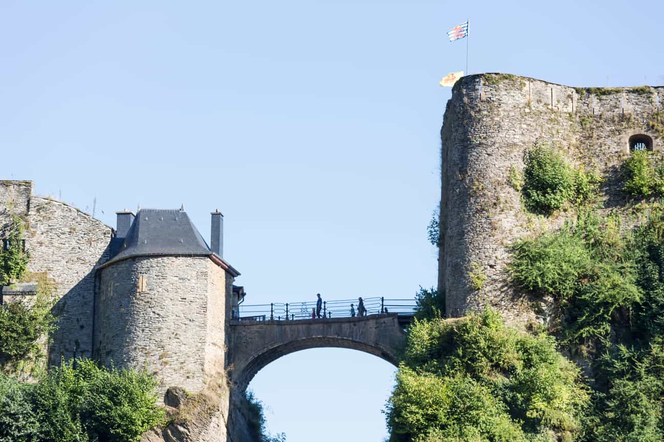 Burg Bouillon mit Brücke, die zwei Gebäudeteile miteinander verbindet