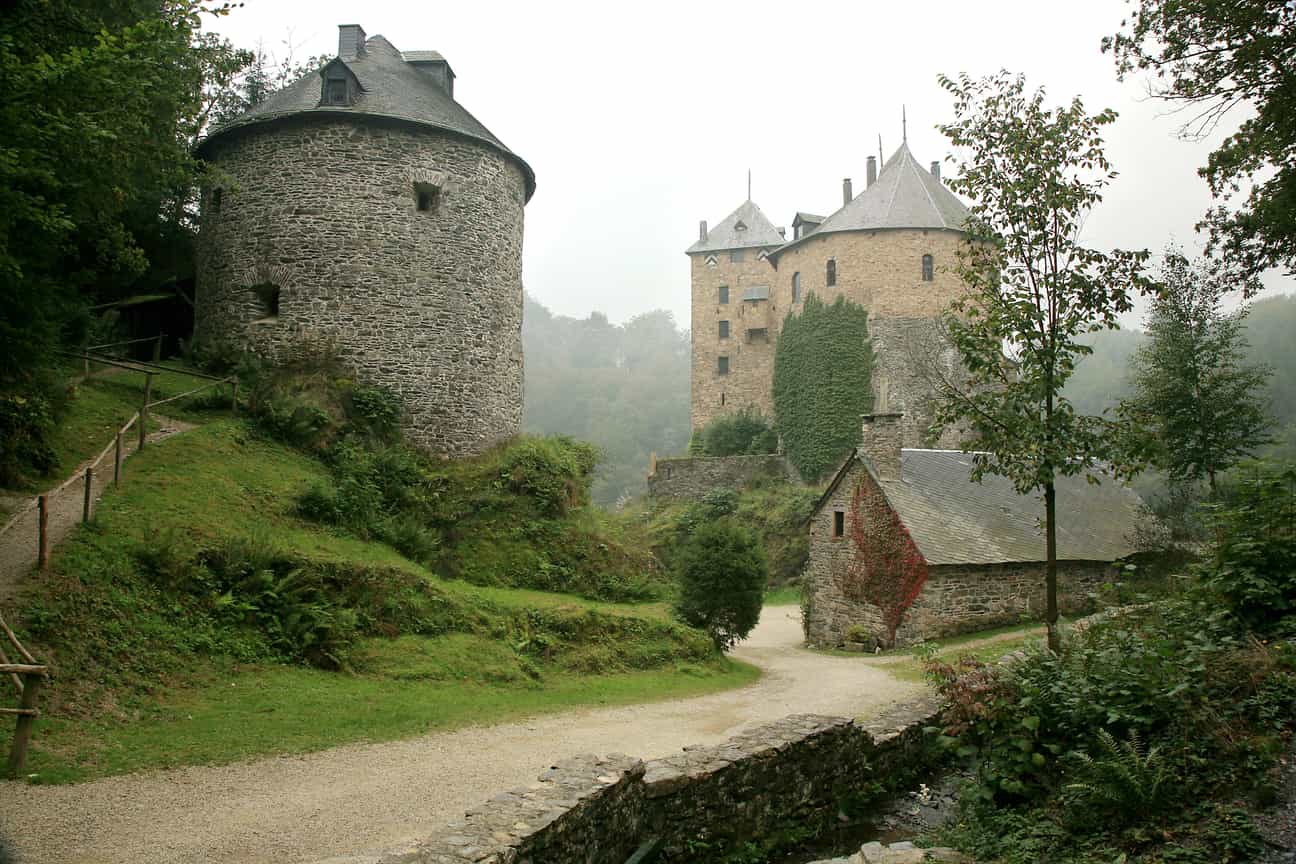 Burg Reinhardstein mit Nebengebäuden vor nebligem Hintergrund in den Ardennen