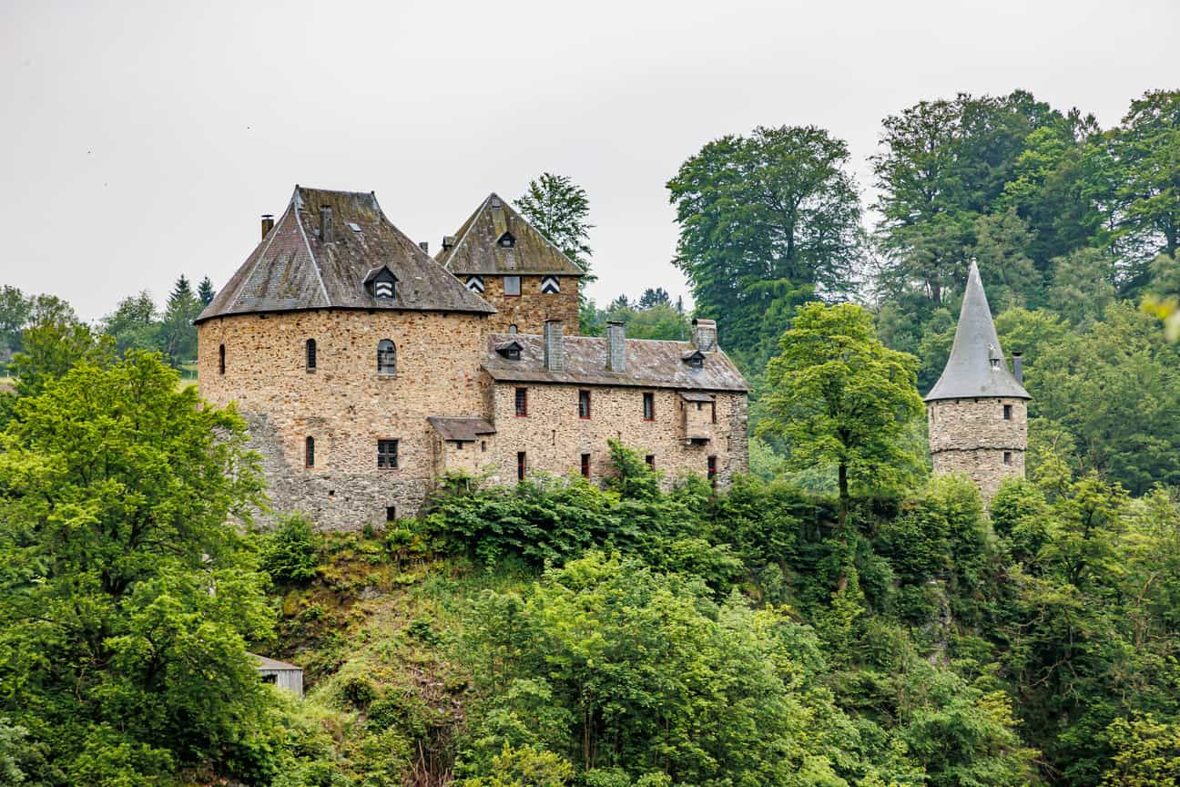 Burg Reinhardstein ragt aus dichtem Wald in den Ardennen hervor, Gesamtansicht