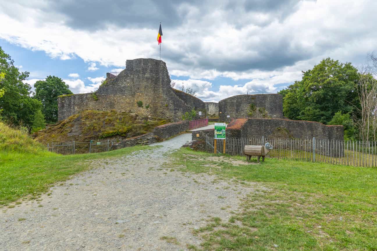 Übersicht der Burgruine Herbeumont bei bewölktem Wetter in den Ardennen