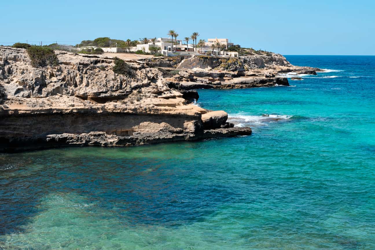 Bucht Cala Comte nahe Sant Josep de sa Talaia mit türkisfarbenem Meer und felsiger Küste auf Ibiza