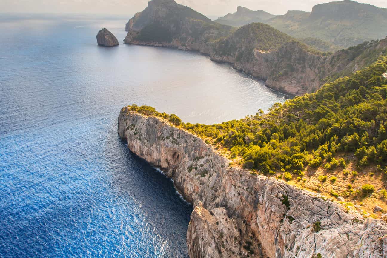 Cap de Formentor auf Mallorca mit Meer auf der linken Seite und felsiger Küste auf der rechten Seite