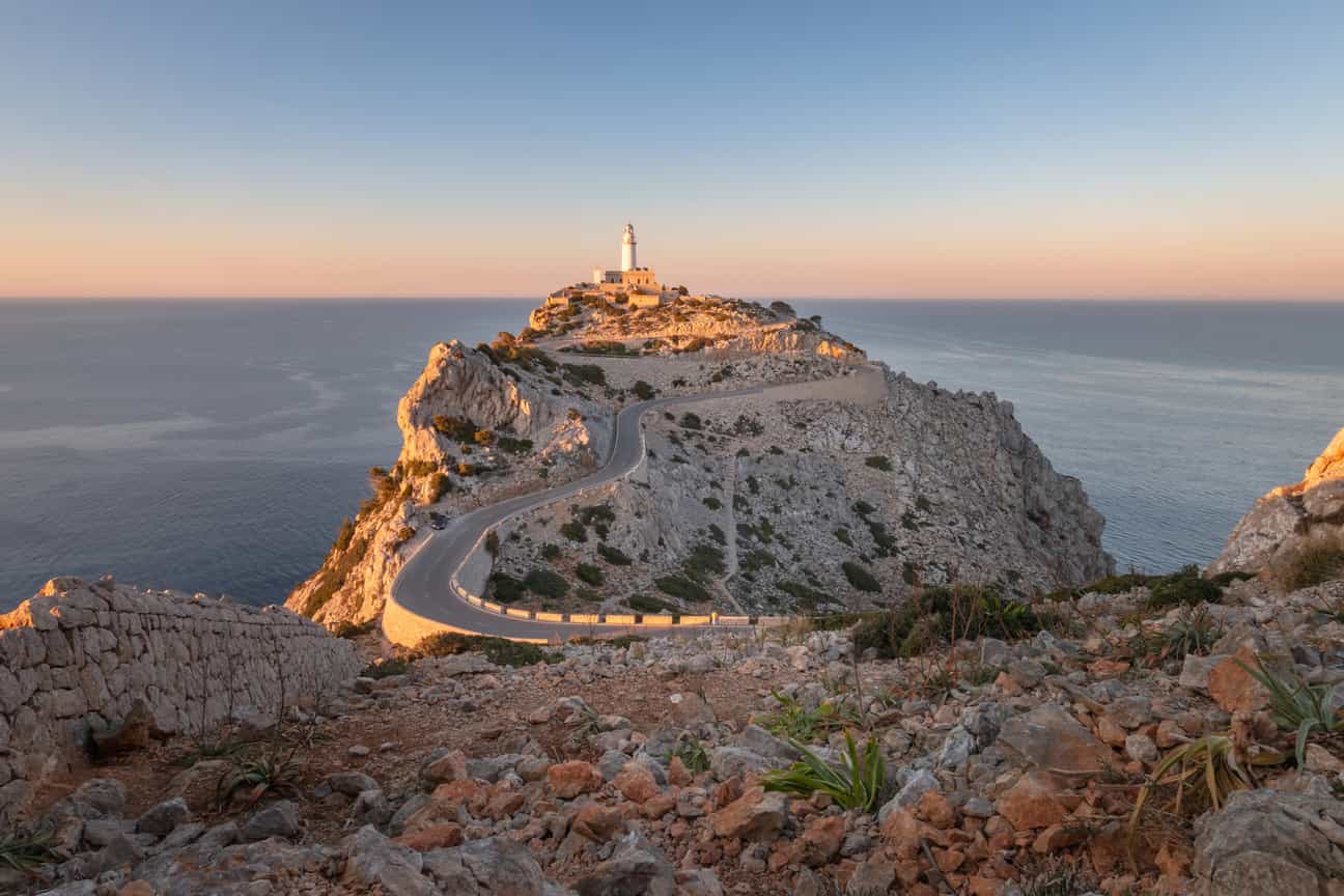 Straße zum Leuchtturm am Cap de Formentor auf Mallorca mit Blick auf das Meer