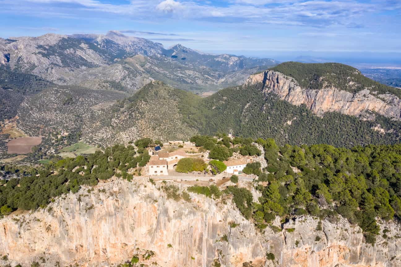 Ruinen des Castell d'Alaró bei Es Verger mit weitem Blick über die mallorquinischen Berge