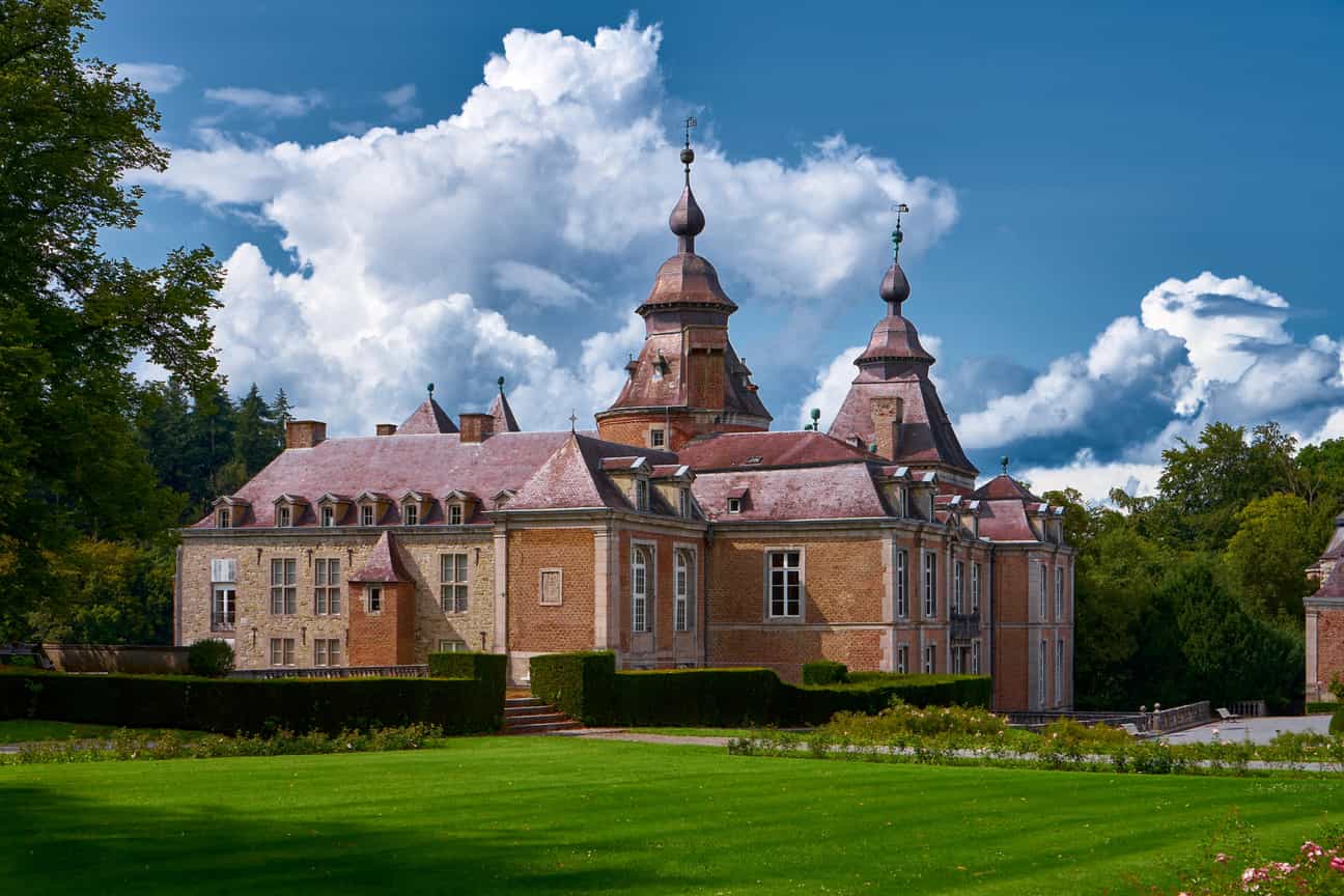 Château de Modave bei sonnigem Wetter mit Schlossgebäude und Umgebung