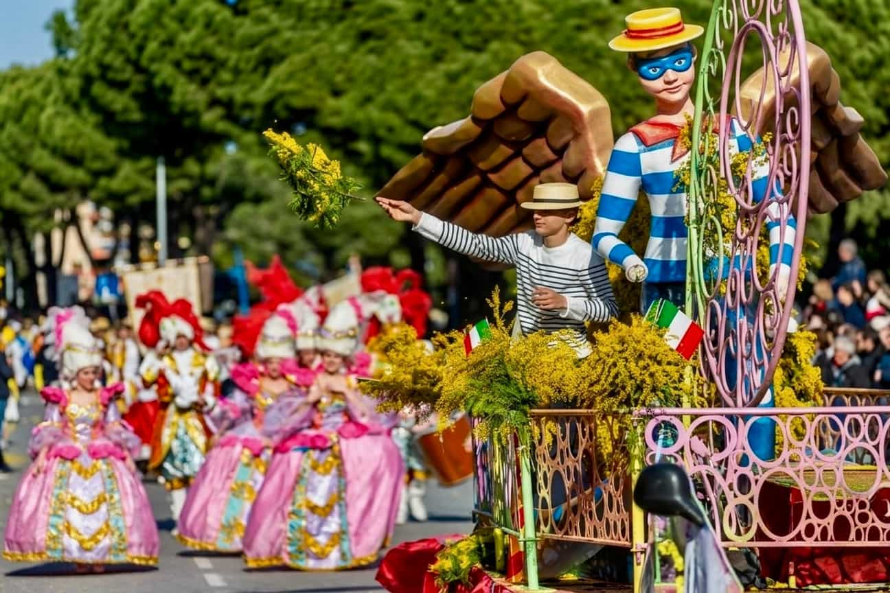 Blumenkorso Corso Fleuri in Bormes-les-Mimosas mit geschmückten Blumenwagen im historischen Ortskern