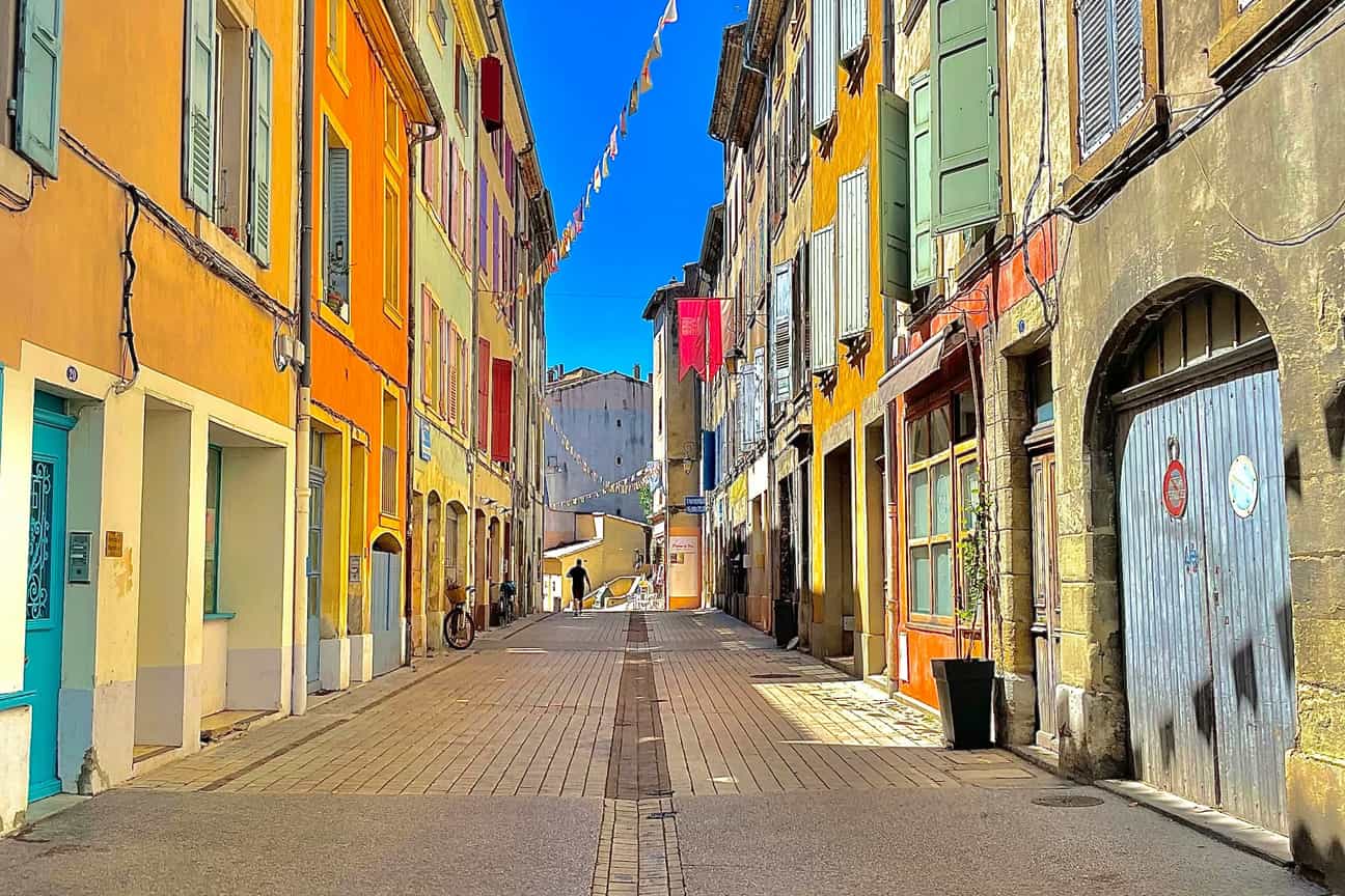 Leere Straße in Crest mit farbenfrohen historischen Gebäuden bei Tageslicht