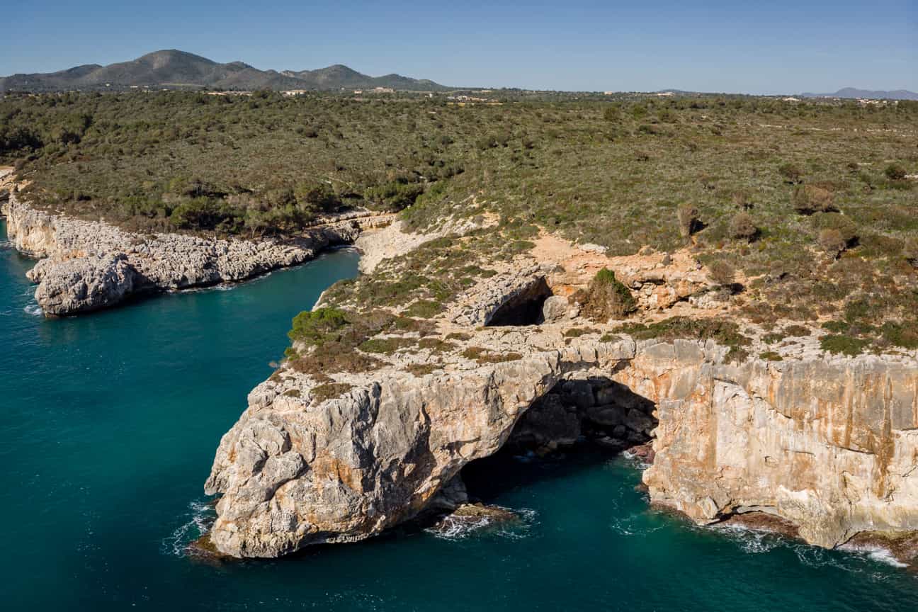Cueva del Pont bei Cala Varques auf Mallorca mit natürlichem Felsbogen und Meer