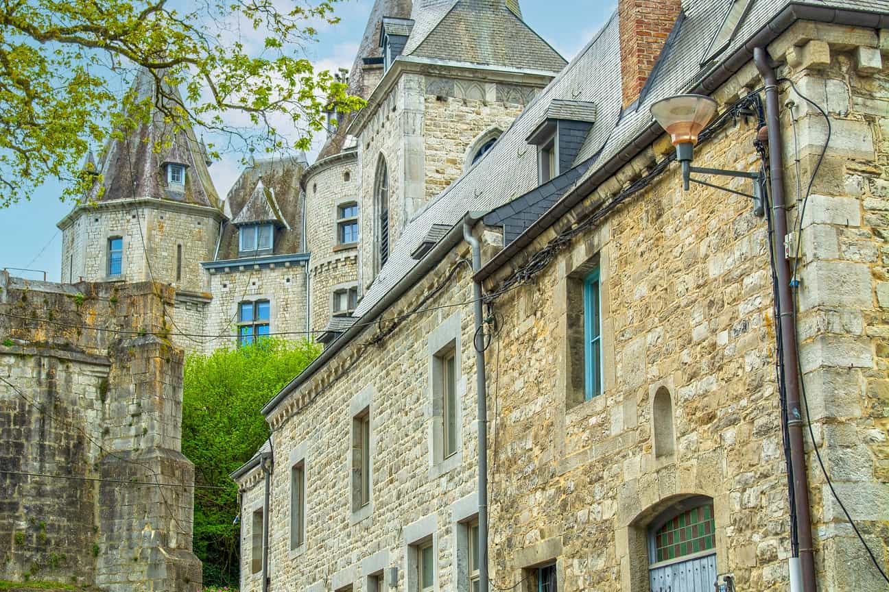 Alte Straße mit historischen Häusern in Durbuy, im Hintergrund das Schloss