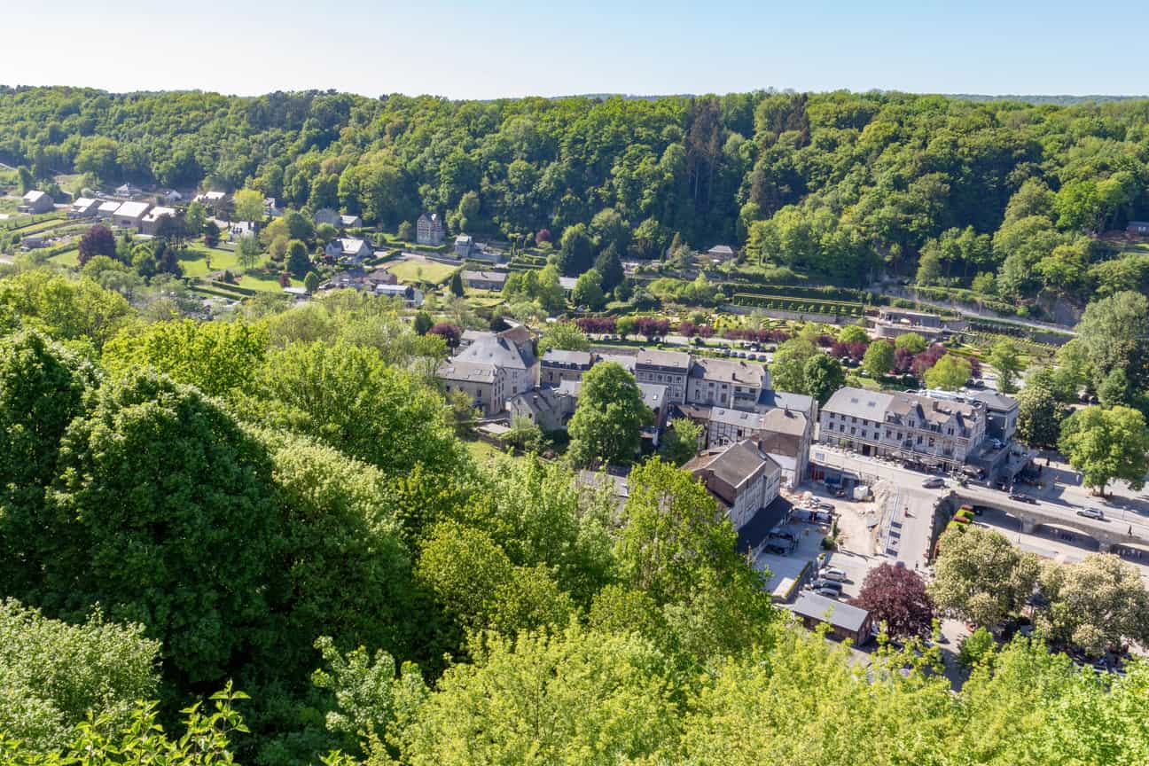 Panoramablick auf Durbuy mit viel Grün, alten Häusern und bewaldeten H�ügeln im Hintergrund