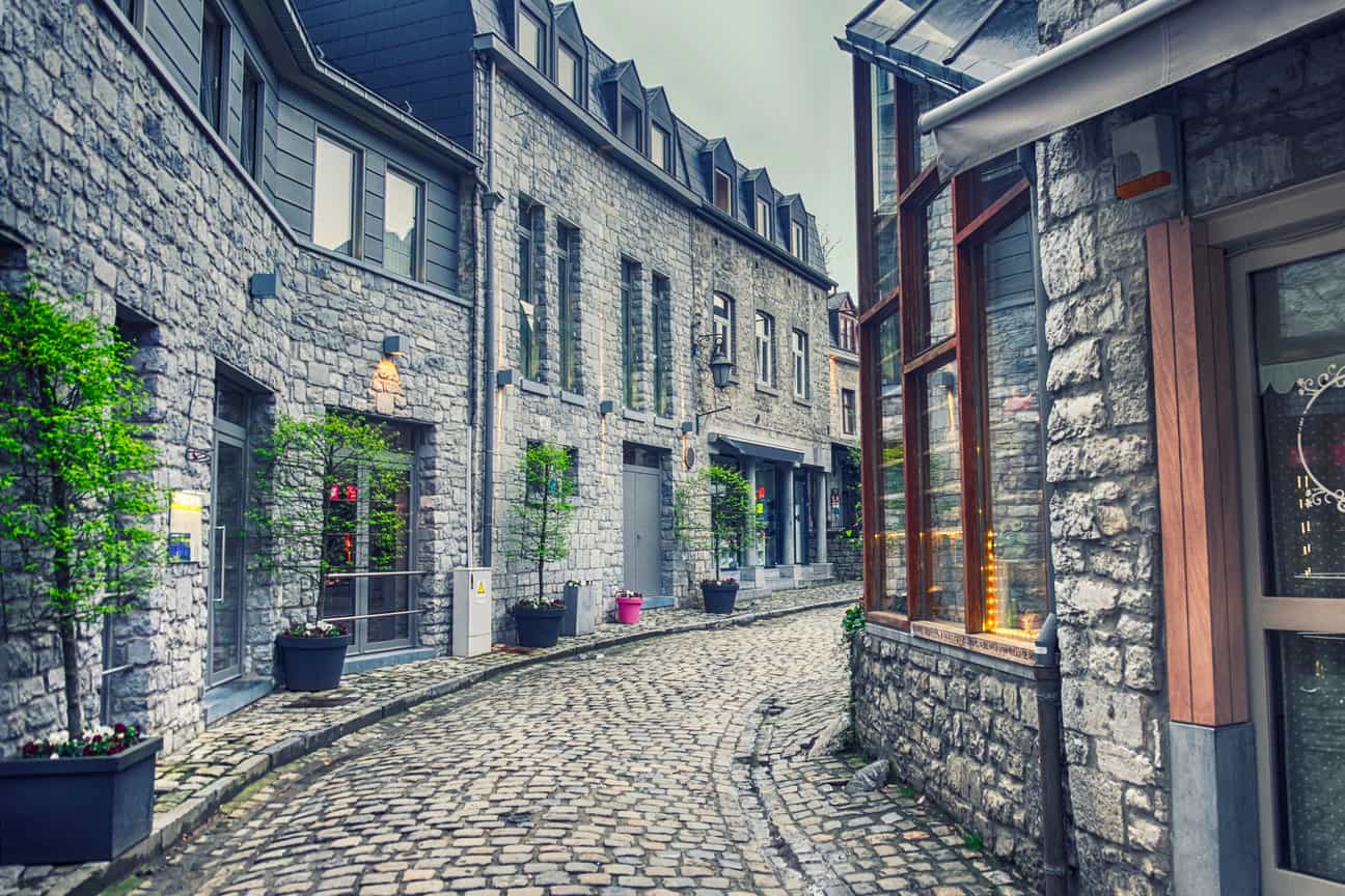 Gasse in der Innenstadt von Durbuy mit Kopfsteinpflaster und alten Steinfassaden links und rechts
