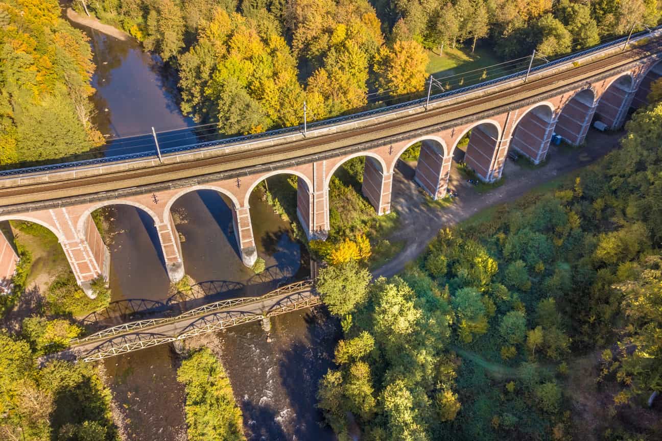 Historisches Eisenbahnviadukt von Roanne-Coo über das Tal der Amel in den belgischen Ardennen