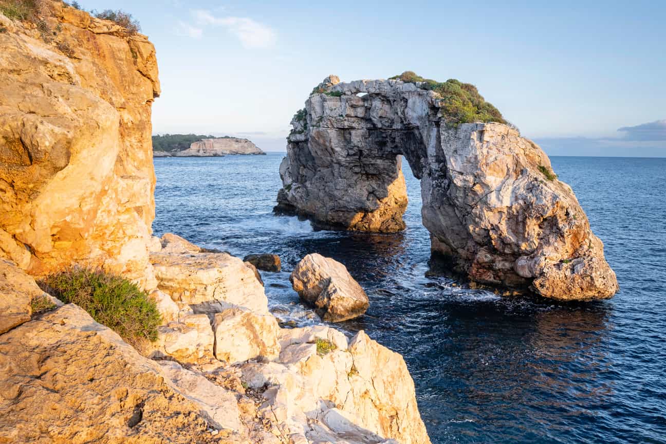 Es Pontàs bei Santanyí auf Mallorca, natürlicher Felsbogen an der Küste