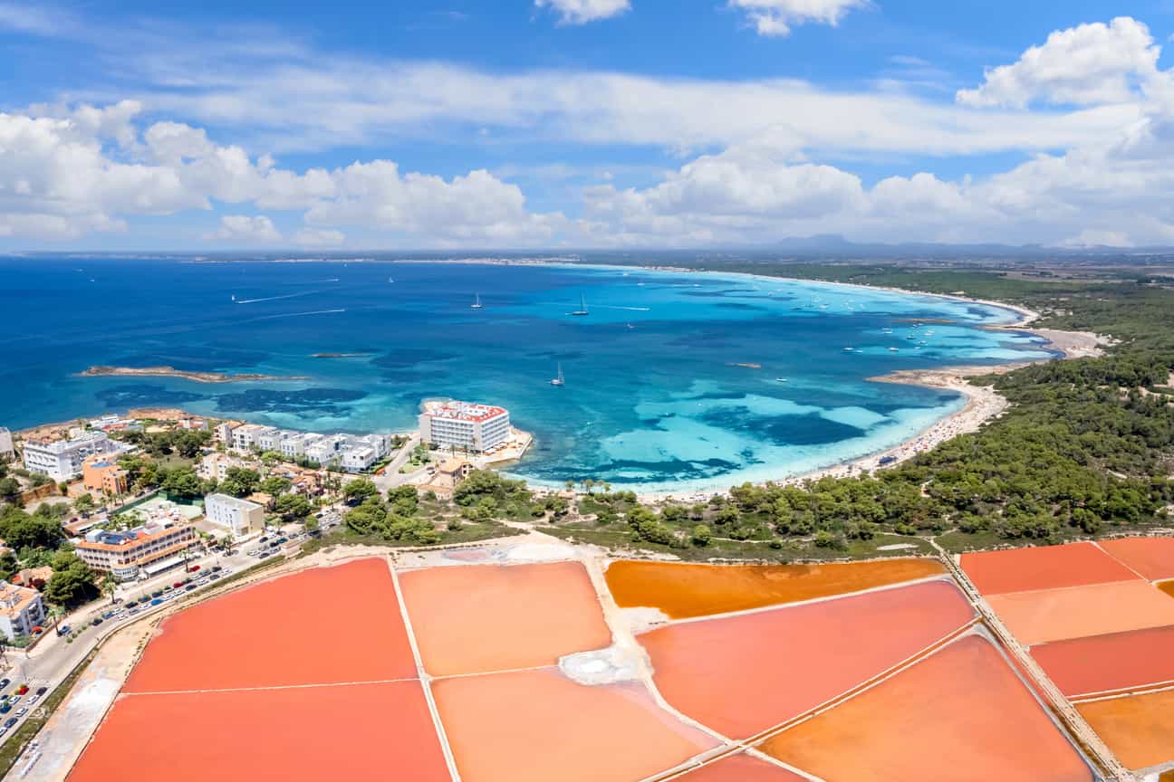 Luftaufnahme von Es Trenc mit Salzfeldern und Colònia de Sant Jordi auf Mallorca