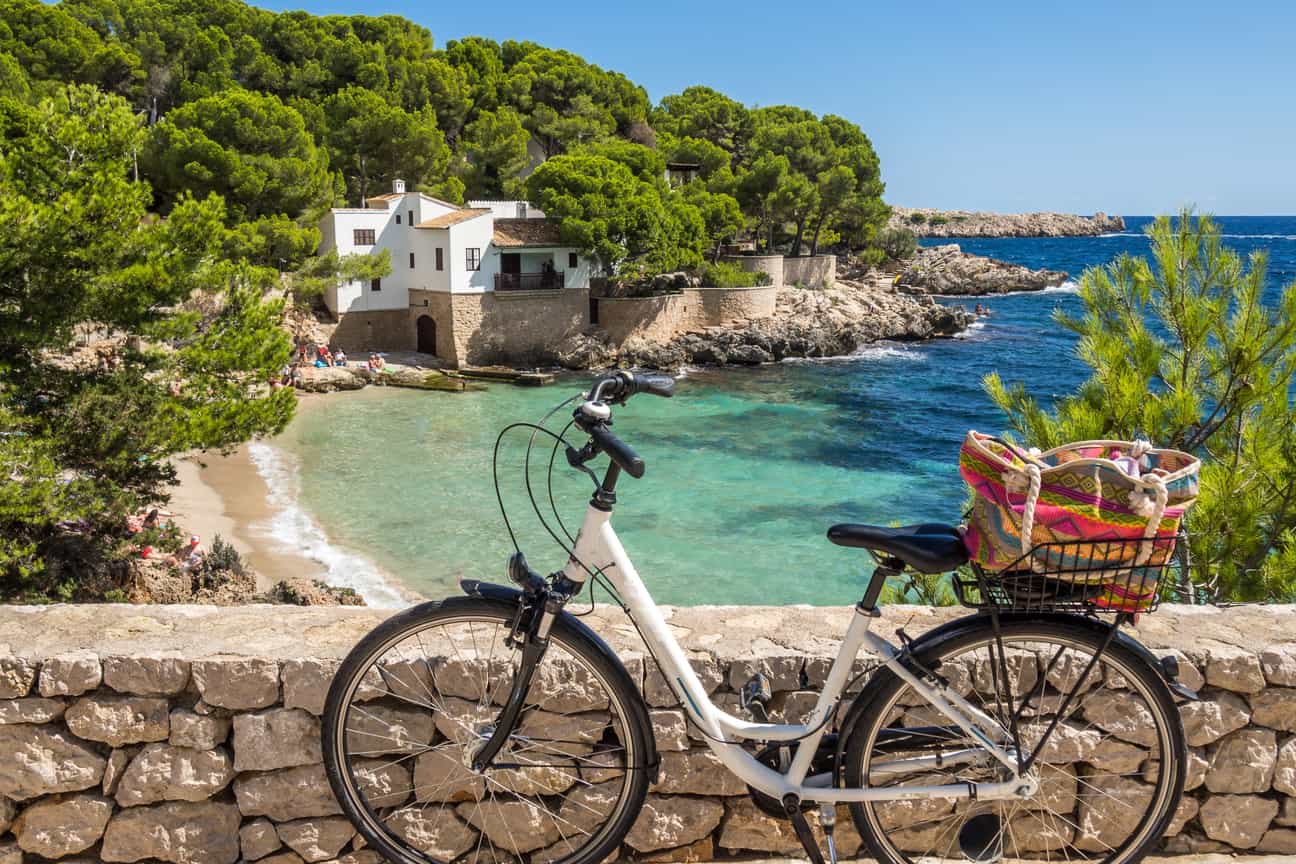 Fahrrad am Strand auf Mallorca mit Blick auf das Meer