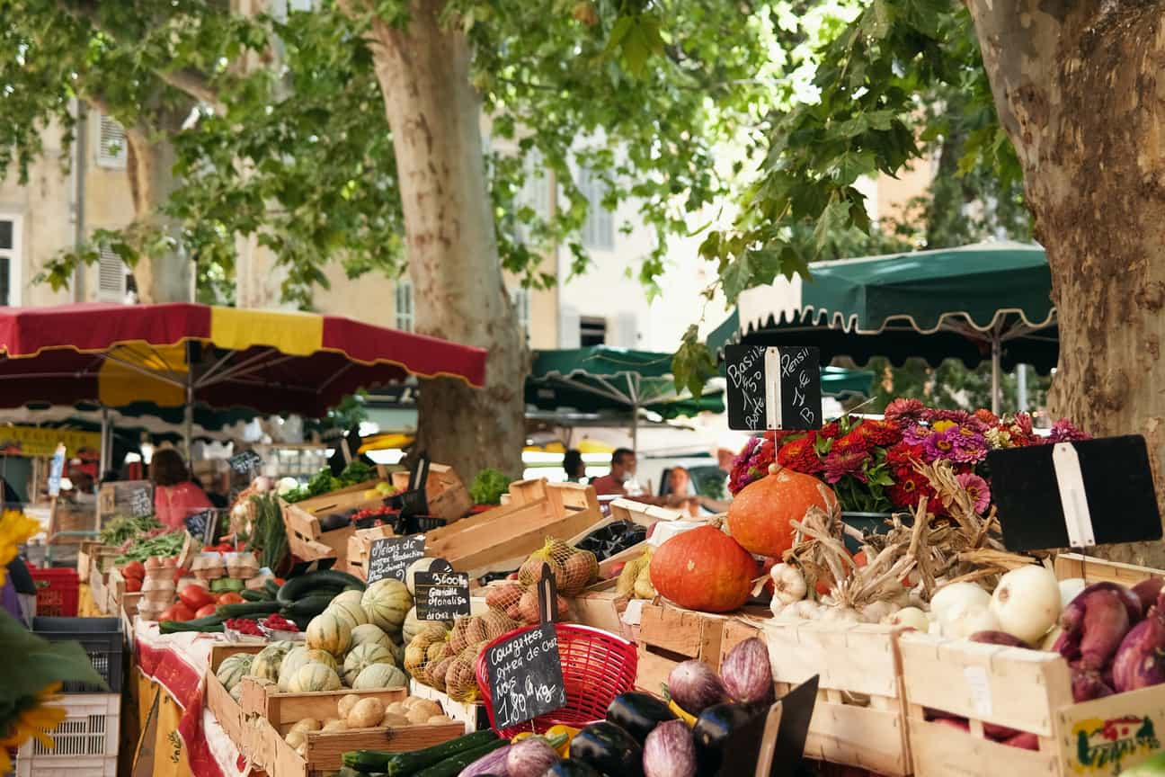 Marktstand mit frischem Gemüse auf dem Wochenmarkt in Aix-en-Provence, regionale Produkte aus der Provence