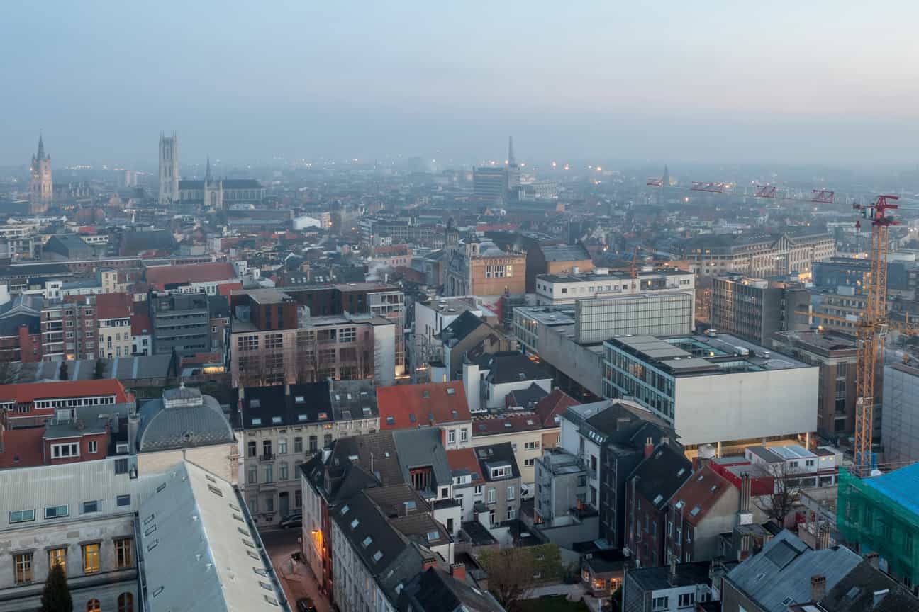 Gent an einem klaren Wintermorgen mit Blick auf das urbane Stadtbild und historische Architektur