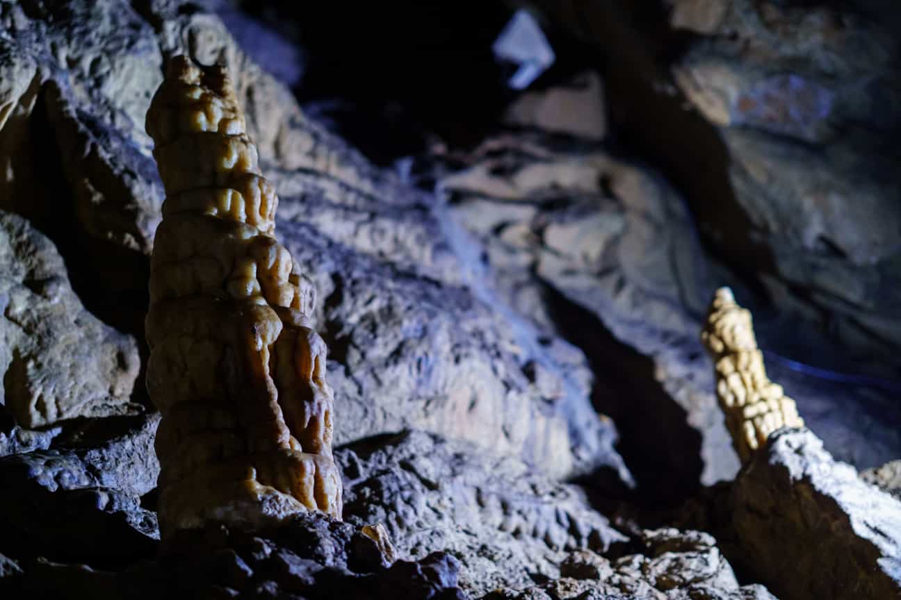 Natürliche Kalksteinhöhle Grotte de Floreffe mit lebenden Tropfsteinformationen und beeindruckender Stalaktitenstruktur