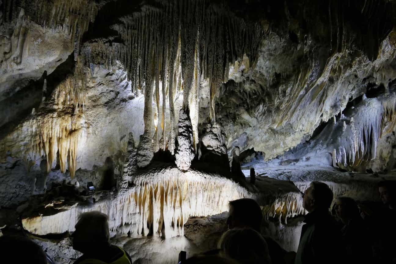 Beeindruckende Tropfsteinhöhle der Grotte von Han-sur-Lesse in Belgien, beleuchtet mit warmem Licht