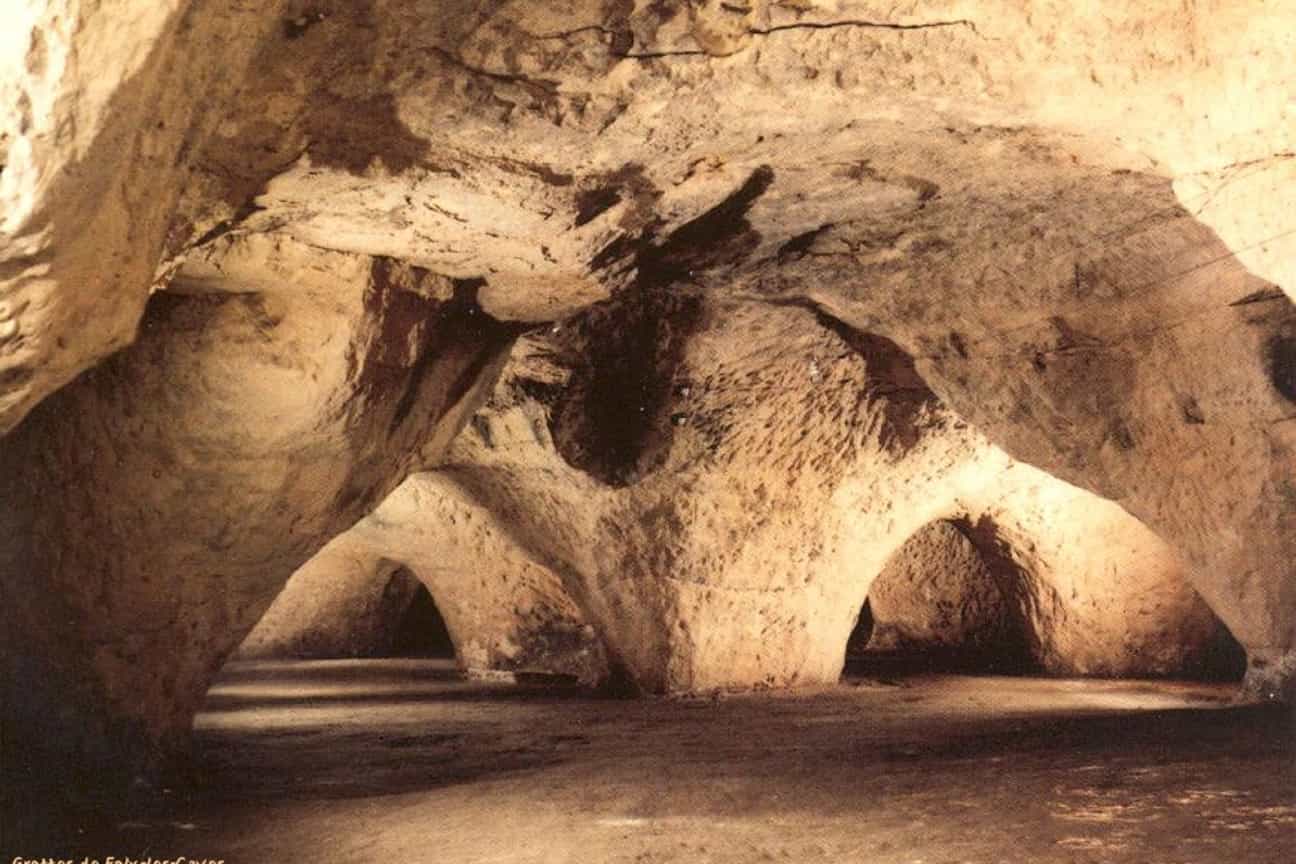 Gut beleuchteter Innenraum der Grottes de Folx-les-Caves, einer von Menschenhand geschaffenen Höhle