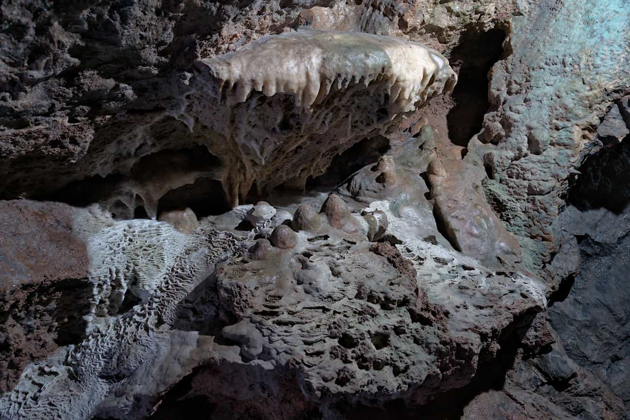Speleotheme in den Grottes de Neptune in Couvin, Belgien – beeindruckende Tropfsteinformationen in unterirdischer Höhle
