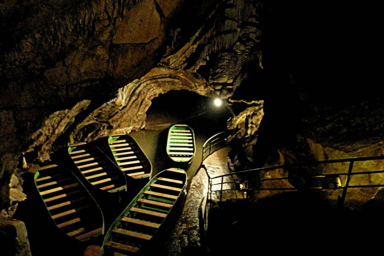 Treppe und Steg in den Grottes de Remouchamps, Belgien, mit Booten für die unterirdische Flussfahrt