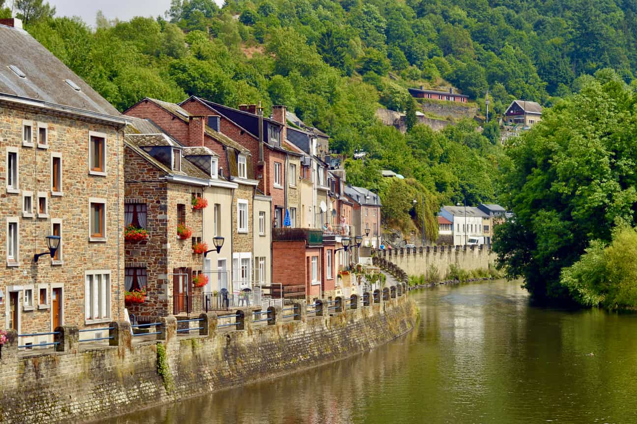Häuser an der Ourthe in La Roche-en-Ardenne mit Blick auf die Ardennen