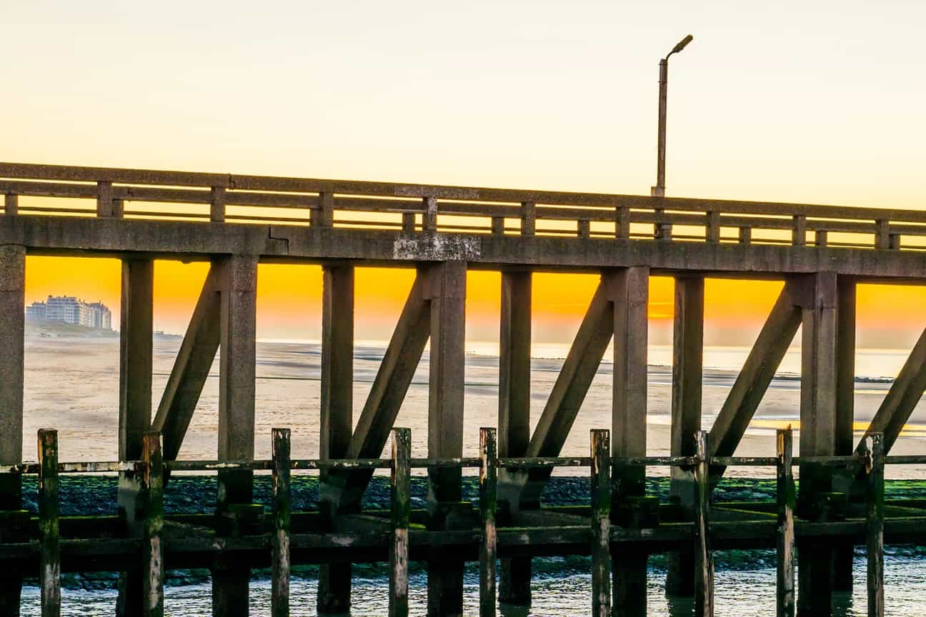 Steinpier am Hafen von Blankenberge mit Küstenarchitektur im Hintergrund