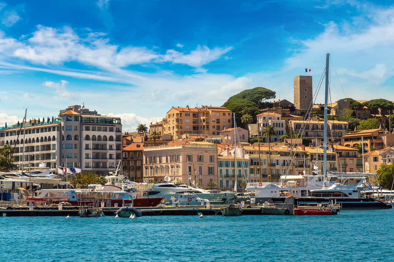 Blick auf die Altstadt Le Suquet in Cannes mit dem Alten Hafen und dem Château de la Castre auf dem Hügel.