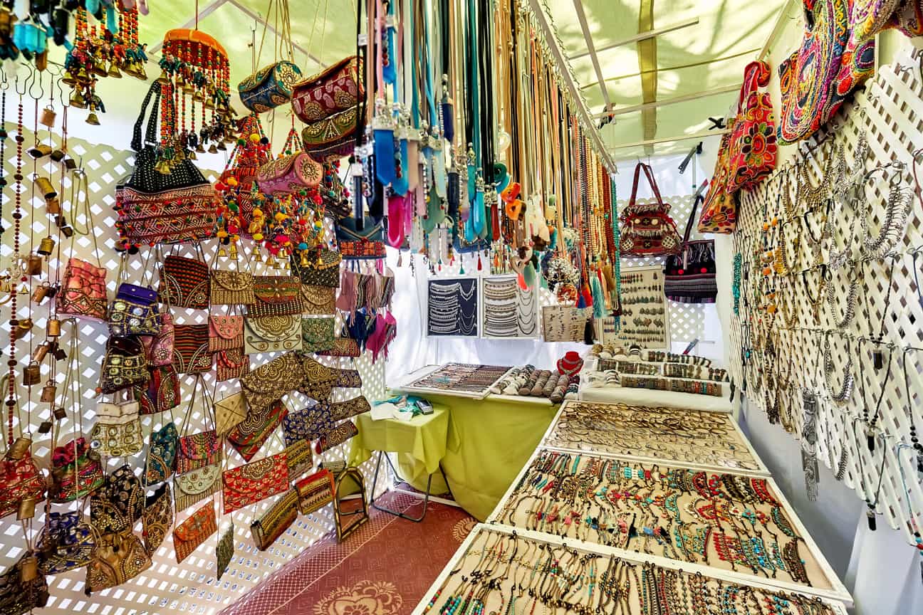 Marktstand mit handgemachtem Silberschmuck, Edelsteinen und Boho-Taschen auf dem Hippy Market Ibiza