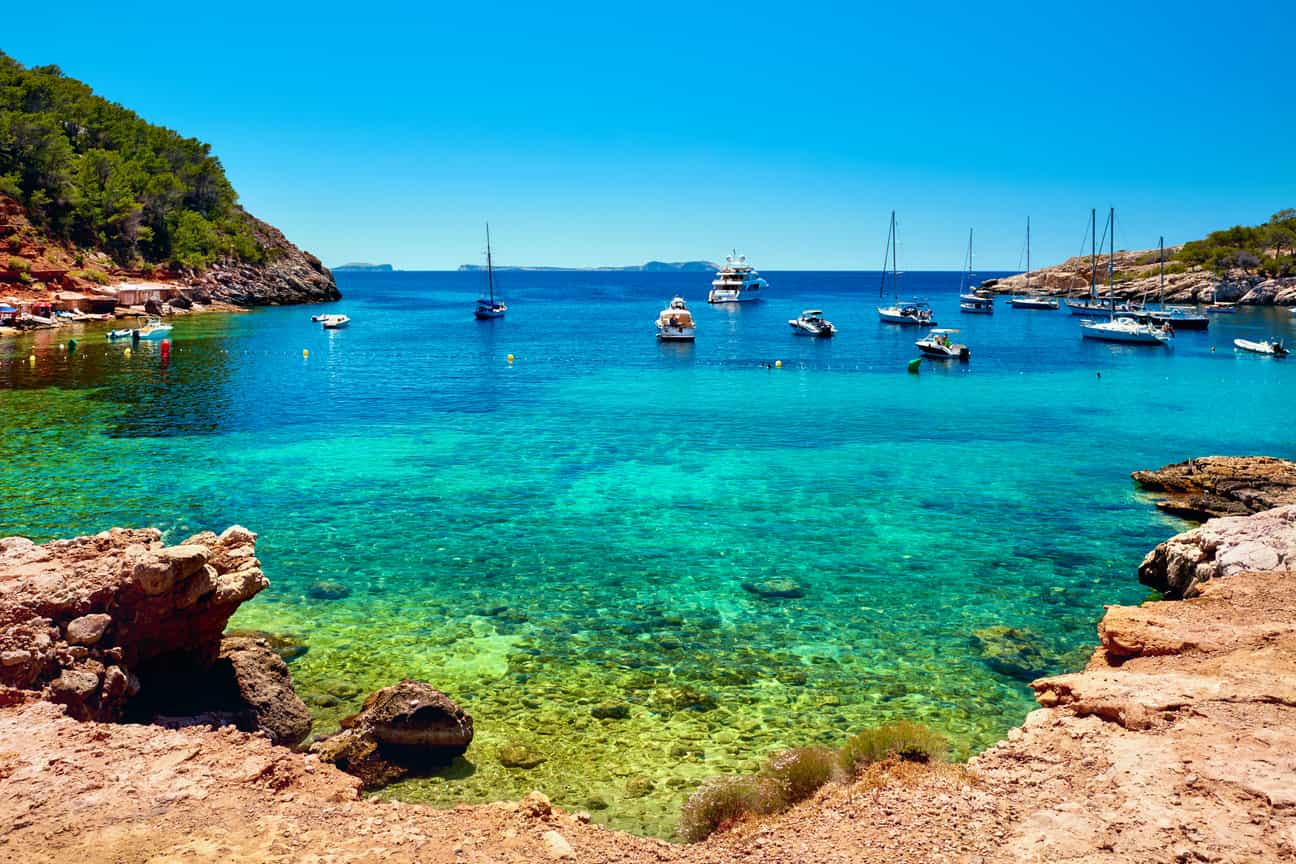 Bucht auf Ibiza mit Segelbooten und kristallklarem, blauem Wasser