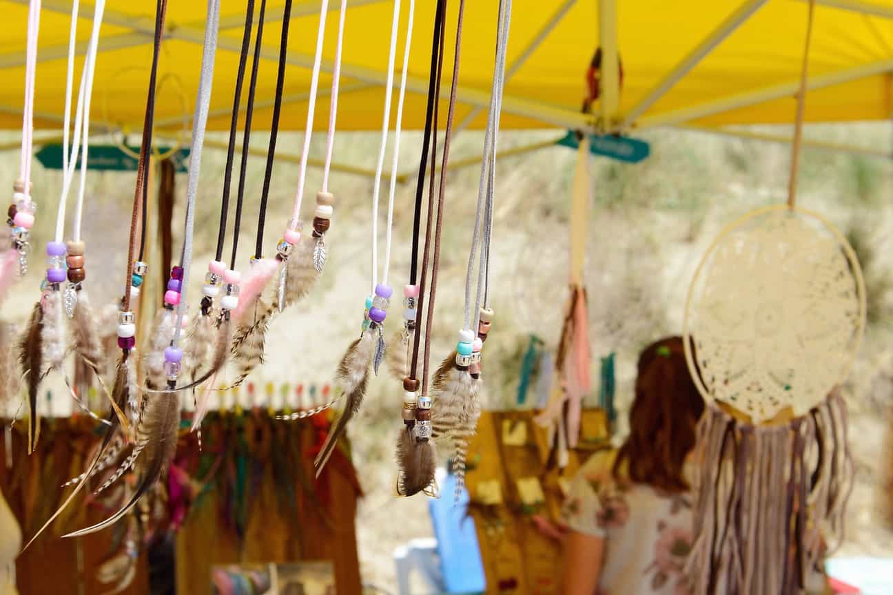 Boho-Halsketten mit Federn und bunte Traumfänger nebeneinander auf einem Hippy-Markt in Ibiza