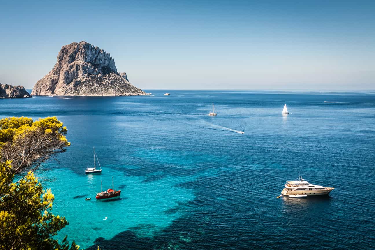Blick über das türkisblaue Mittelmeer an der Küste von Cala d'Hort auf Ibiza.