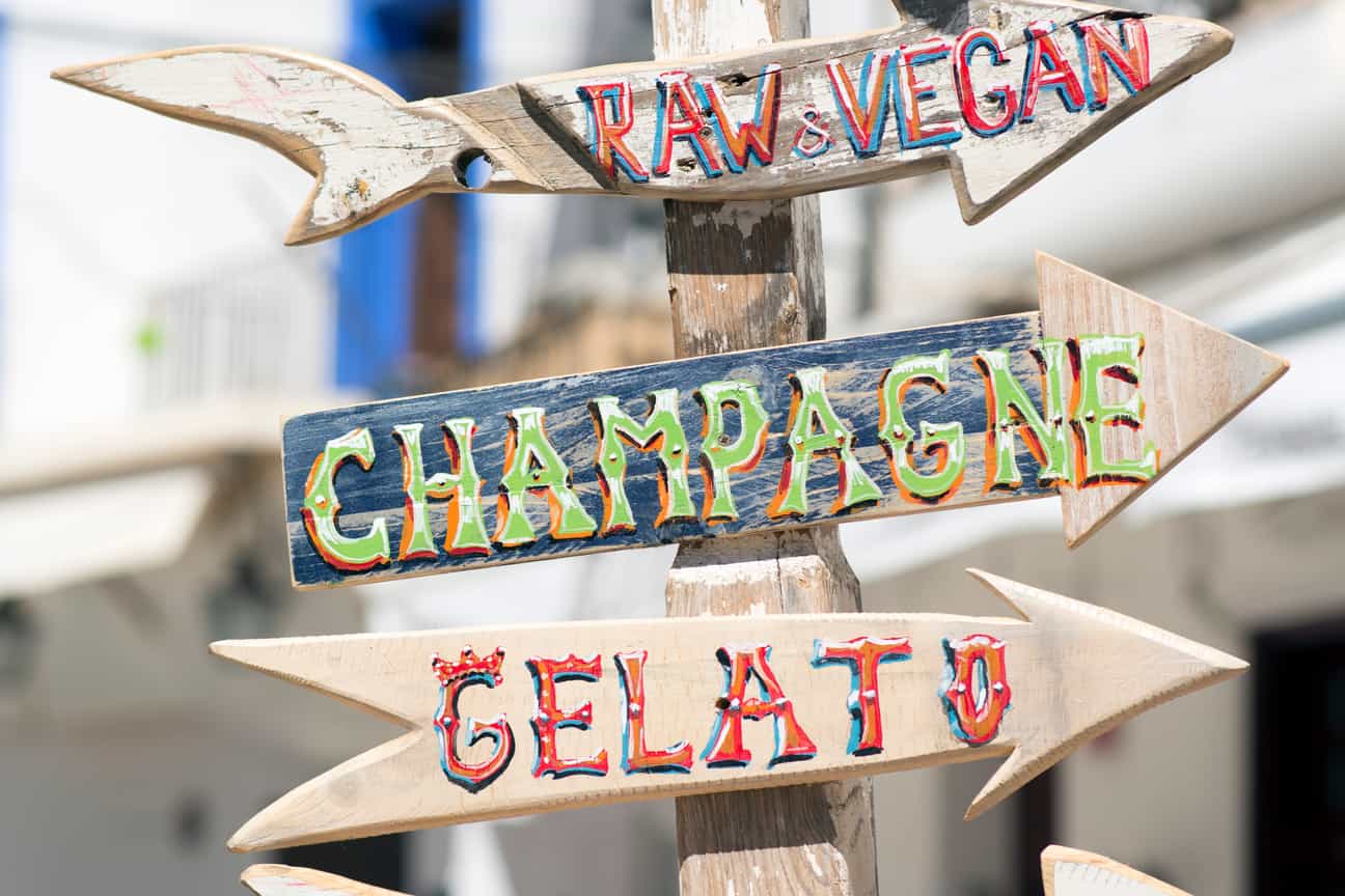 Wegweiser auf Ibiza mit Hinweisen zu Restaurants und Essensmöglichkeiten