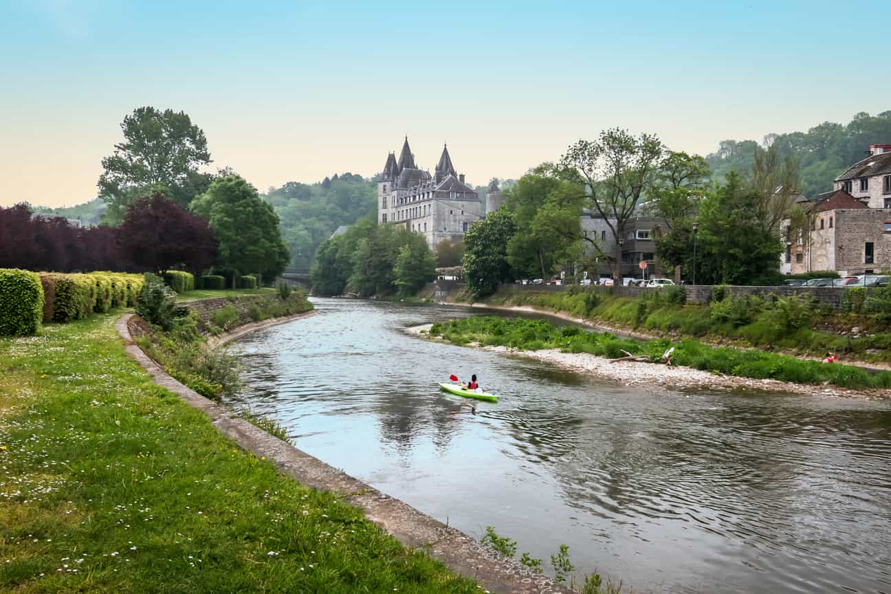 Kajakfahrer auf der Ourthe bei Durbuy in den Ardennen