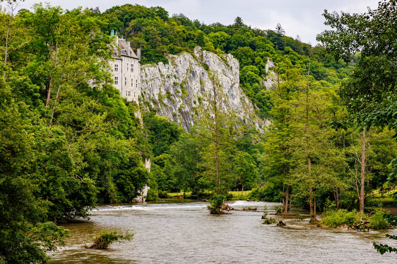 Kajakfahrer auf der Lesse bei Schloss Walzin in den Ardennen, umgeben von Felsen und Wald