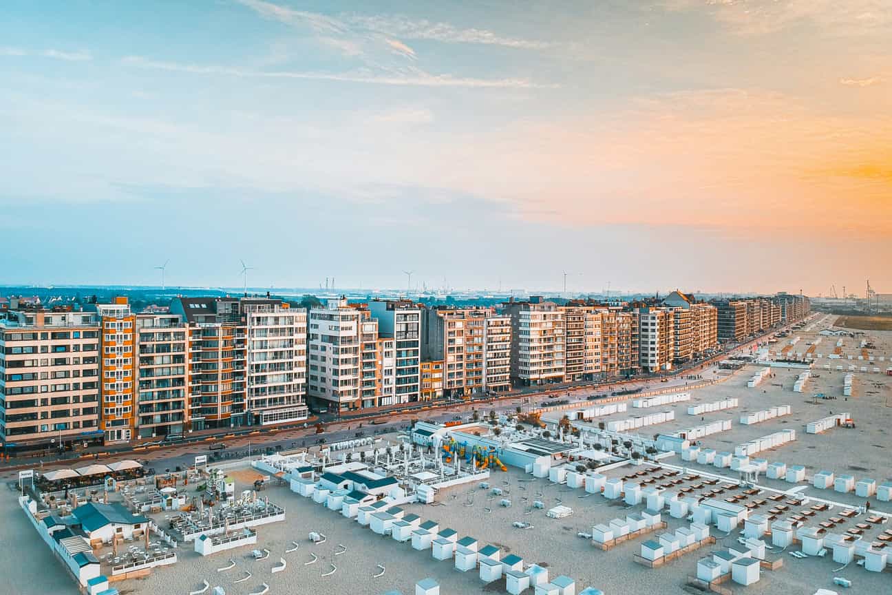 Blick vom Wasser auf Knokke-Heist mit Appartementhäusern im Sonnenuntergang