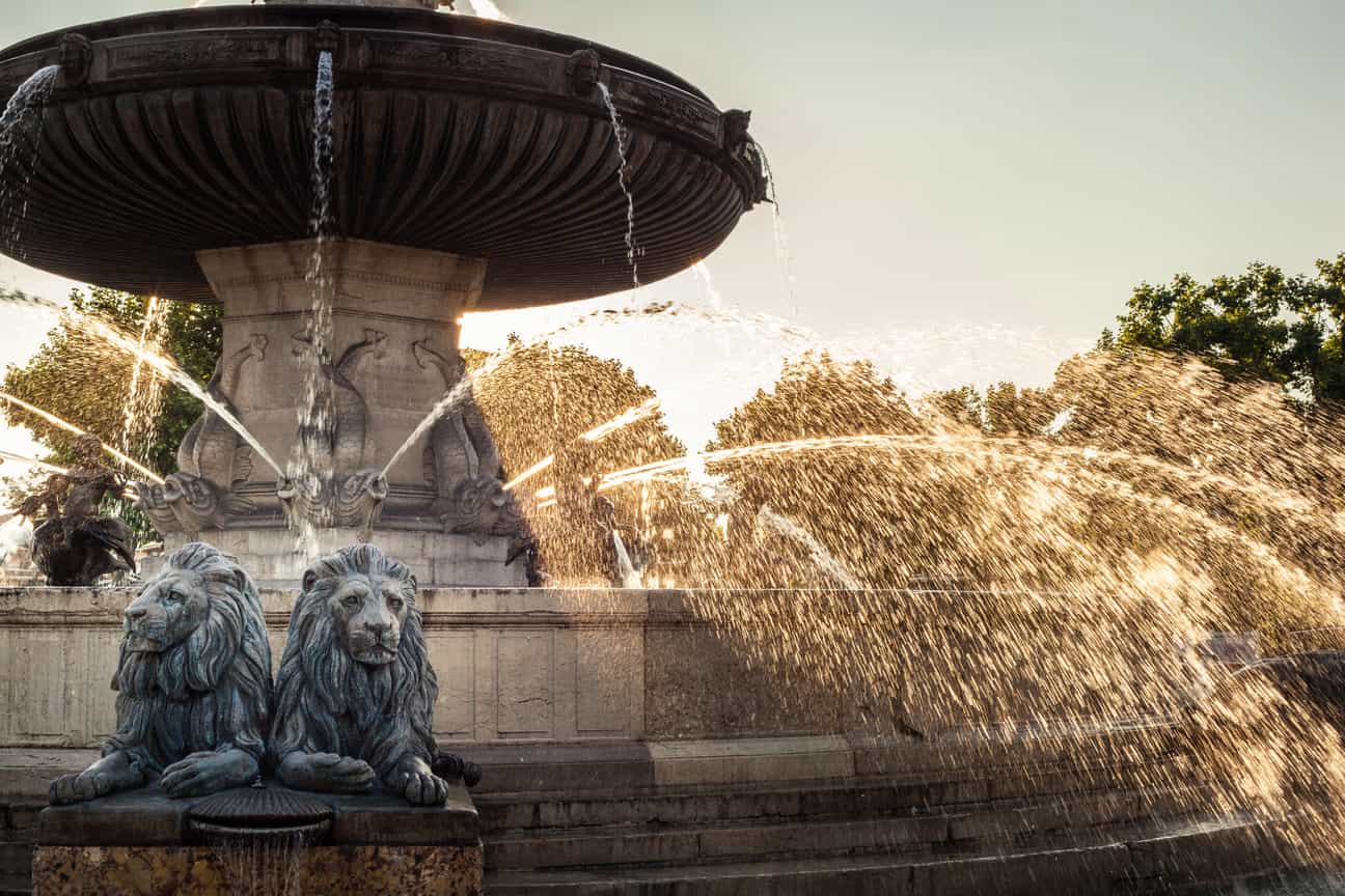 Nahaufnahme des La-Rotonde-Brunnens in Aix-en-Provence bei Abendsonne