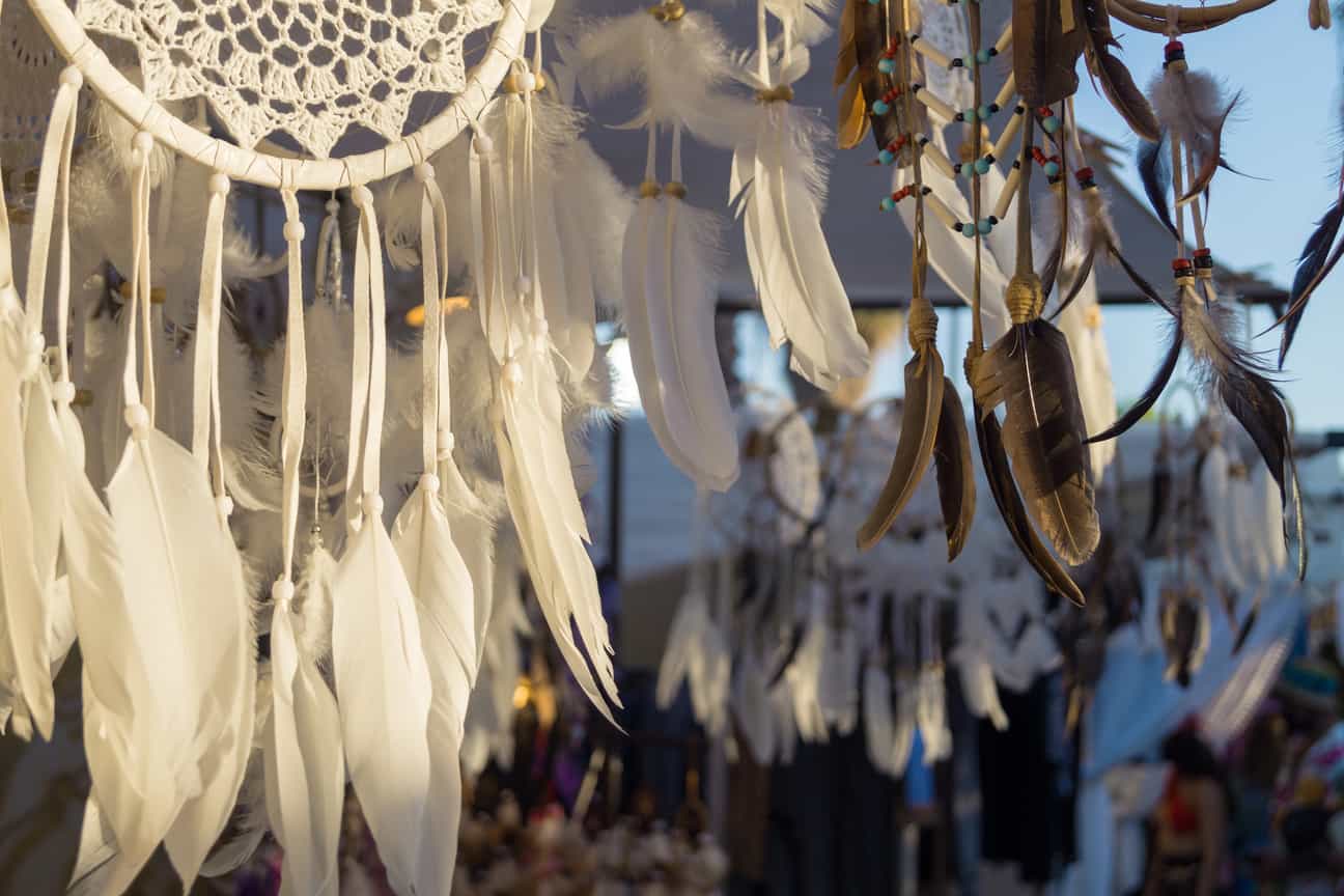 Nahaufnahme bunter, handgefertigter Traumfänger auf dem Las Dalias Hippie Market auf Ibiza
