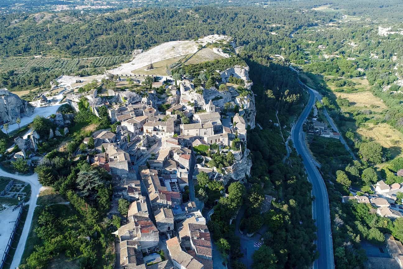 Luftaufnahme von Les Baux-de-Provence, Dorf auf einem Felsen in der Provence