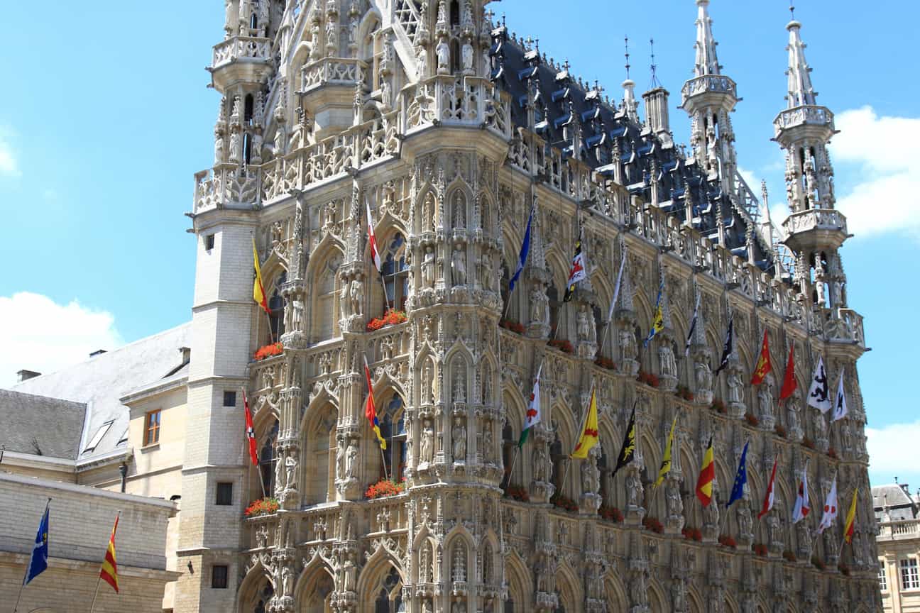 Detailreiche Fassade des gotischen Rathauses von Leuven in Belgien