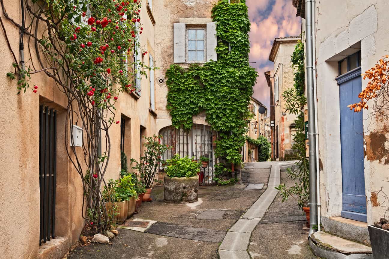 Romantische Gasse in Lourmarin mit efeubewachsenen Steinwänden und mediterranem Flair